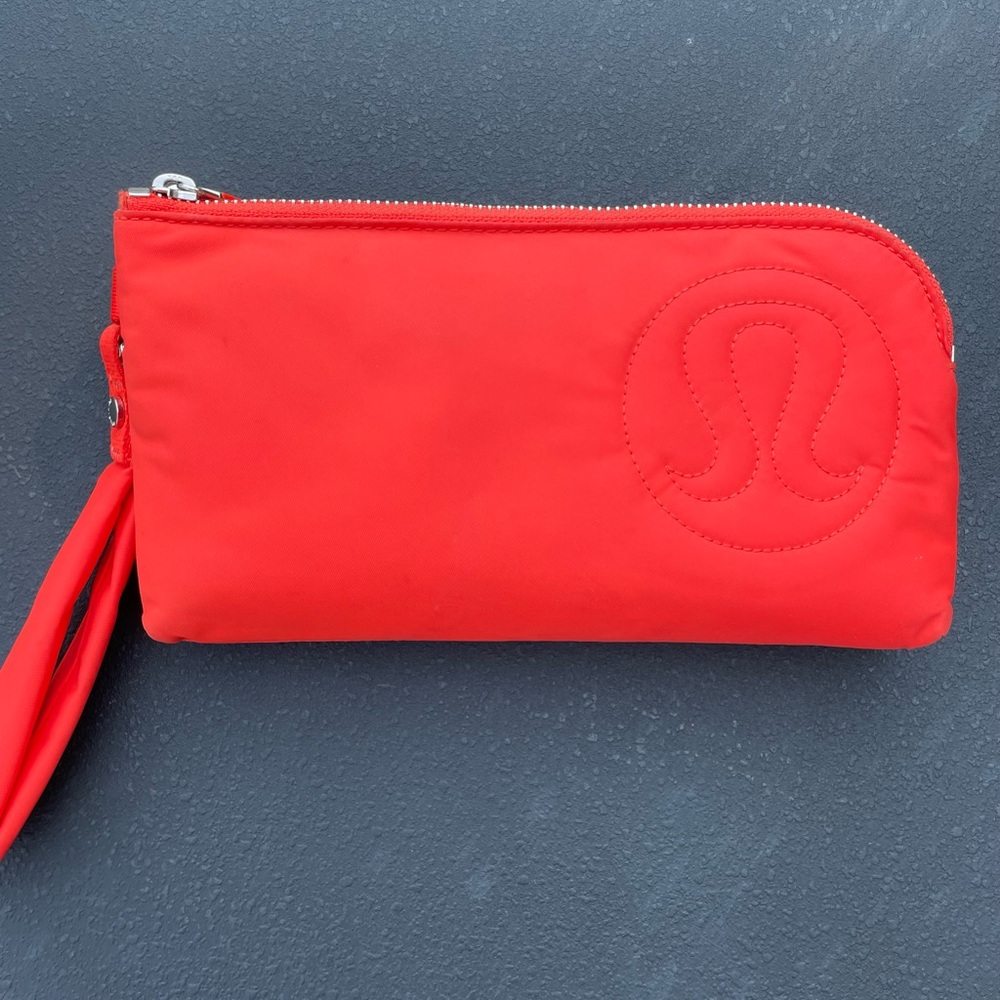 Lululemon Now and Always curved wristlet